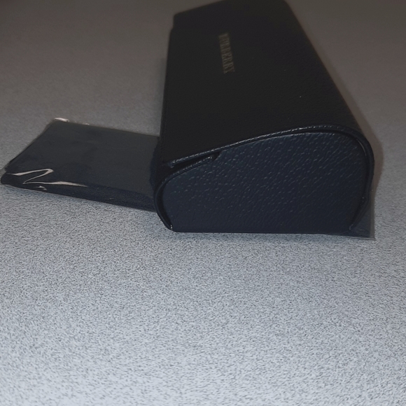 Burberry hardcase for sunglasses - Picture 2 of 3